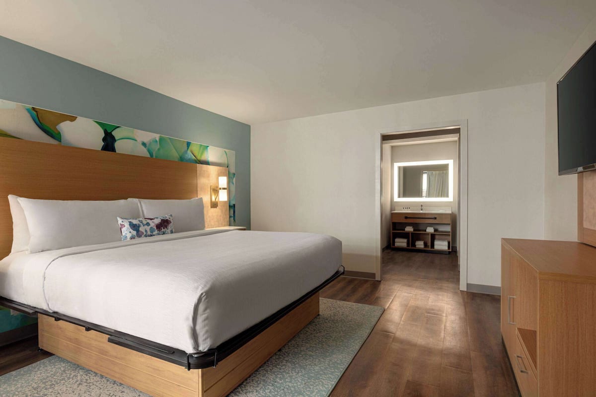 Suite, 1 trÚs grand lit, non-fumeurs, vue piscine | 1 chambre, literie de qualité supérieure, surmatelas
