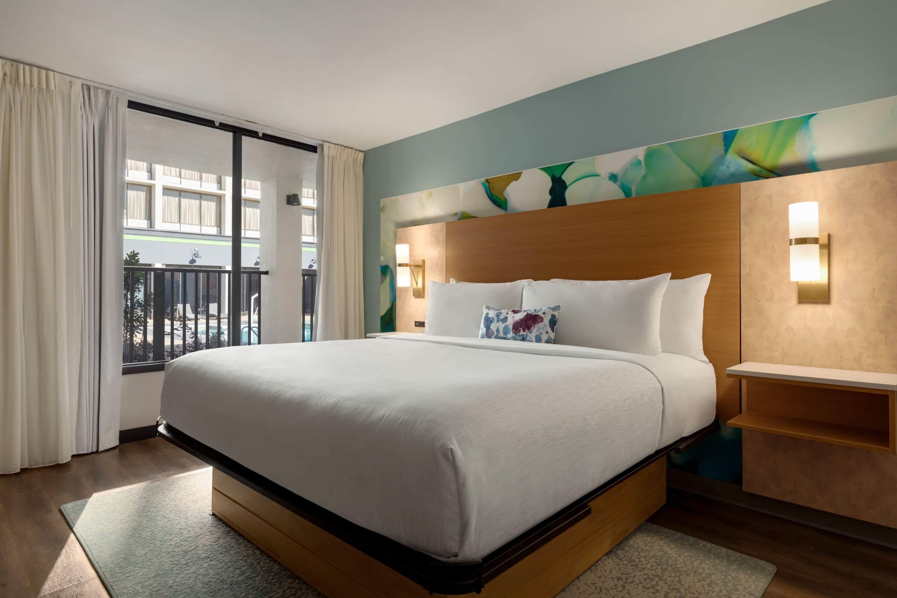 Phòng Suite, 1 giường cỡ king, không hút thuốc, quang cảnh hồ bơi | Bộ đồ giường cao cấp, nệm có lớp đệm bông, két bảo mật tại phòng 