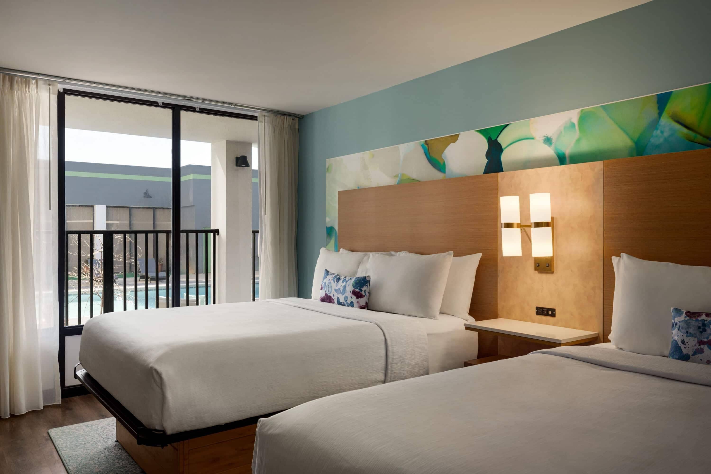 Phòng, 2 giường cỡ queen, không hút thuốc, quang cảnh hồ bơi | Bộ đồ giường cao cấp, nệm có lớp đệm bông, két bảo mật tại phòng 