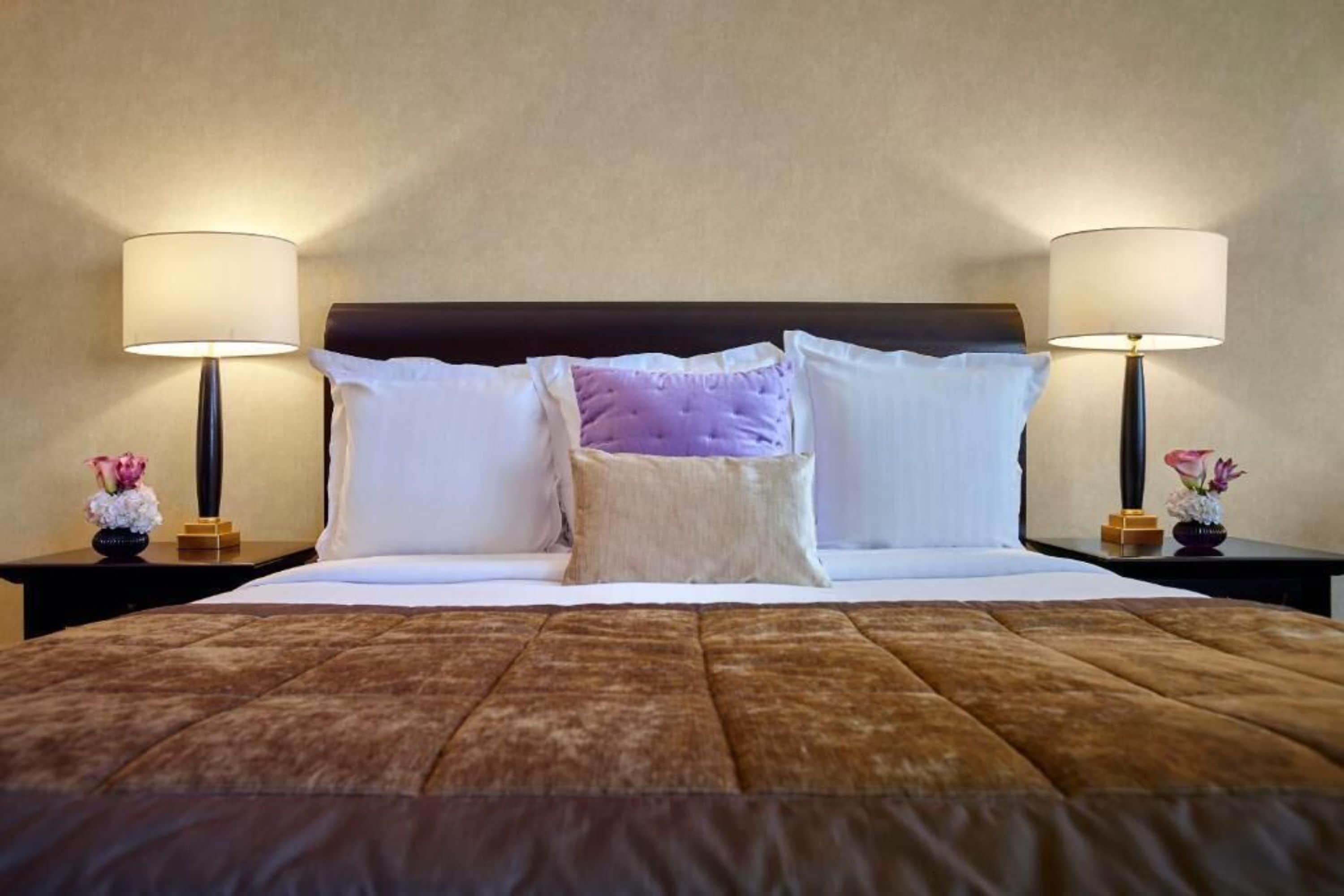 junior suite, 1 queen bed | premium bedding, minibar, in-room safe, desk