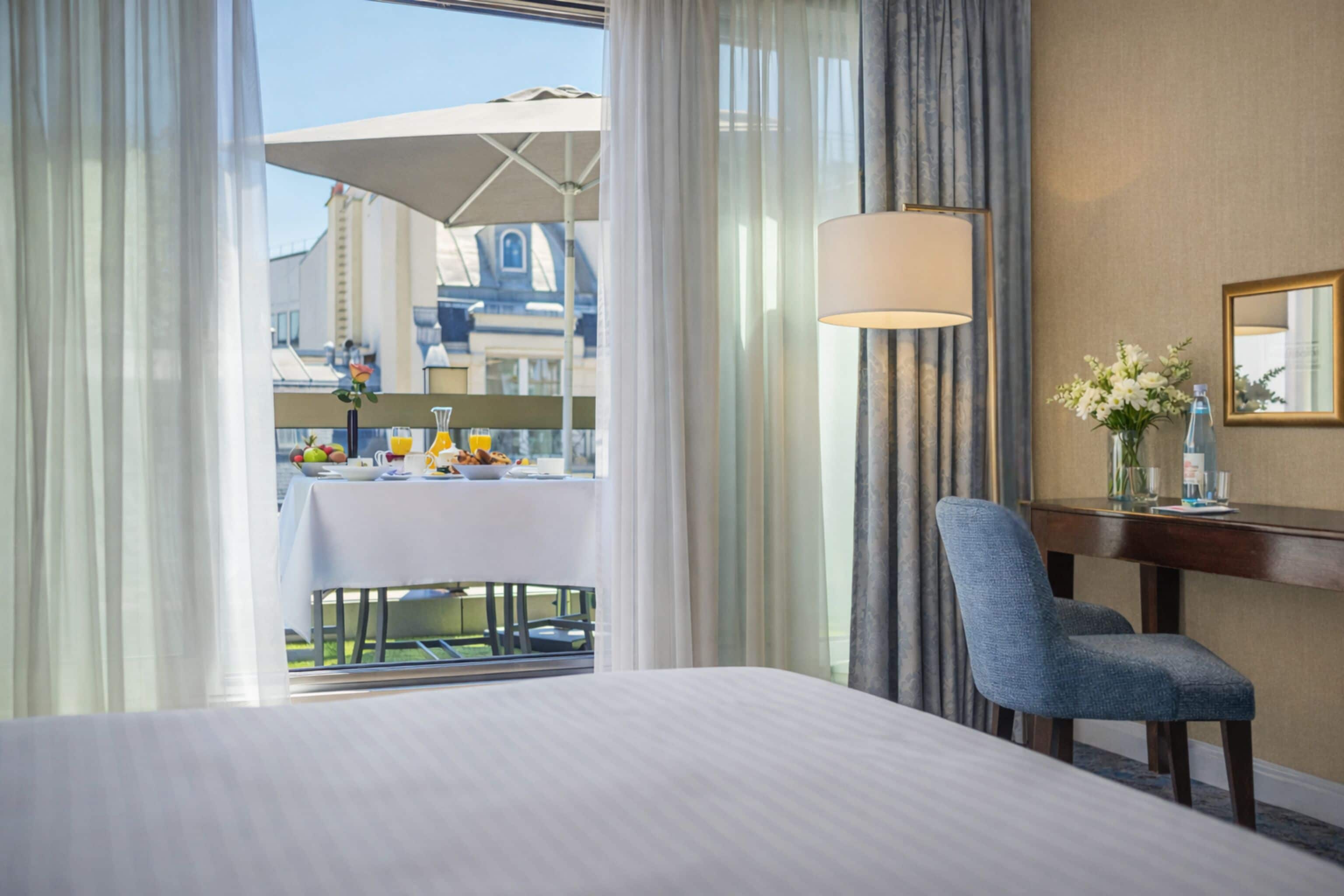 Kahden hengen deluxe-huone (yksi tai kaksi sänkyä), terassi | Ylelliset vuodevaatteet, minibaari, tallelokero huoneessa, työpöytä