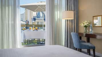 Kahden hengen deluxe-huone (yksi tai kaksi sänkyä), terassi | Ylelliset vuodevaatteet, minibaari, tallelokero huoneessa, työpöytä