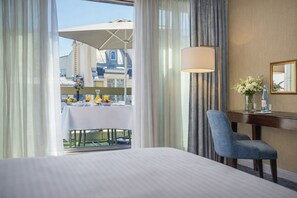 Habitación Deluxe con 1 cama matrimonial o 2 individuales, Terraza | Ropa de cama de alta calidad y minibar 