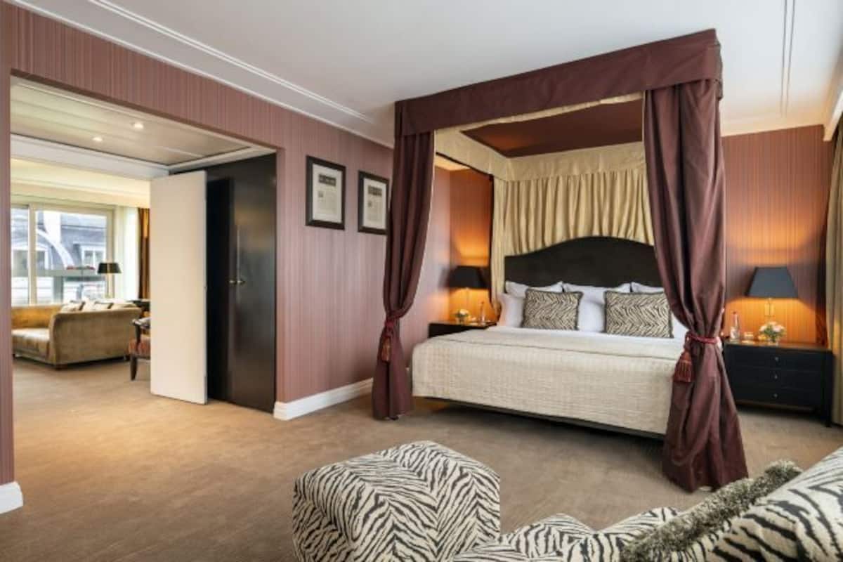 Premium bedding, minibar, in-room safe, desk