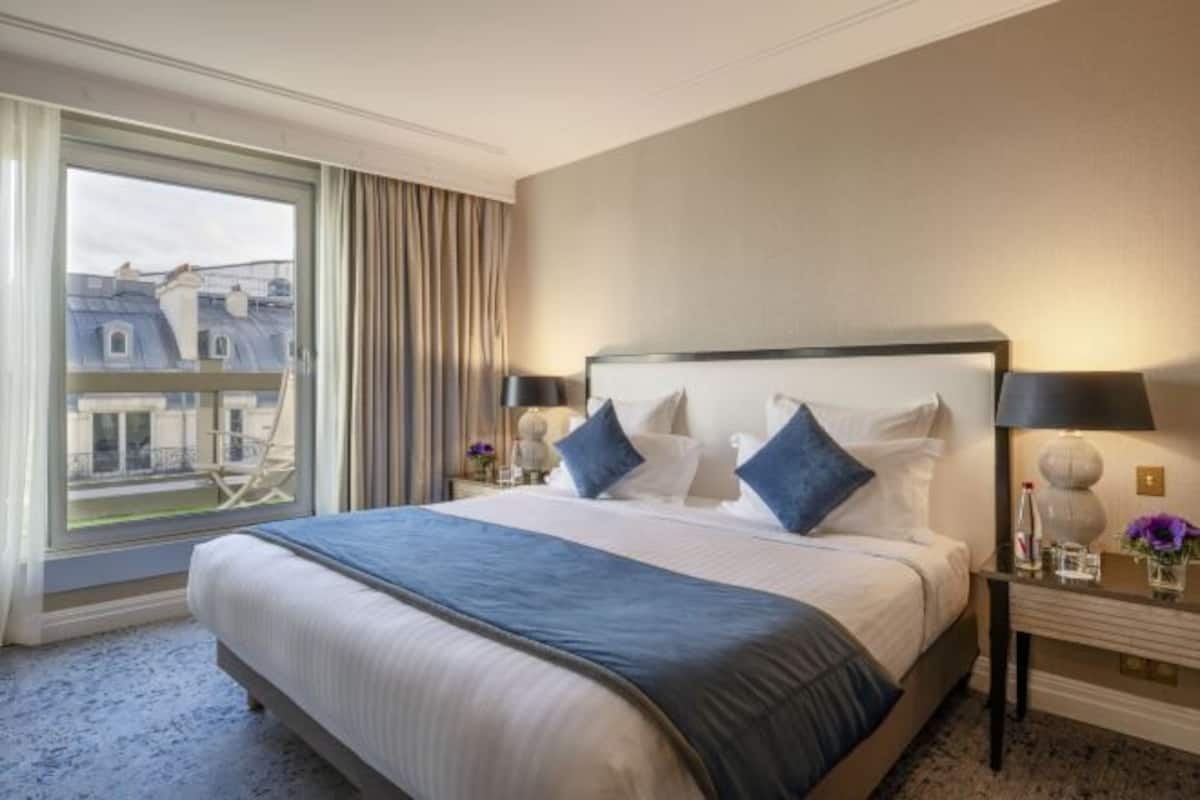 Premium bedding, minibar, in-room safe, desk