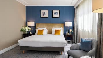 Quarto luxo, 1 cama King | Roupas de cama premium, frigobar, cofres nos quartos, escrivaninha