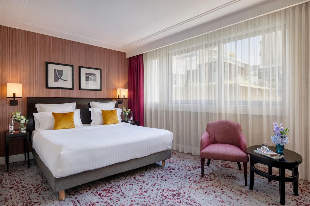 Habitación Deluxe con 1 cama matrimonial o 2 individuales | Ropa de cama de alta calidad y minibar