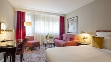 行政客房, 1 张特大床 | 高档床上用品、迷你吧、客房内保险箱、办公桌