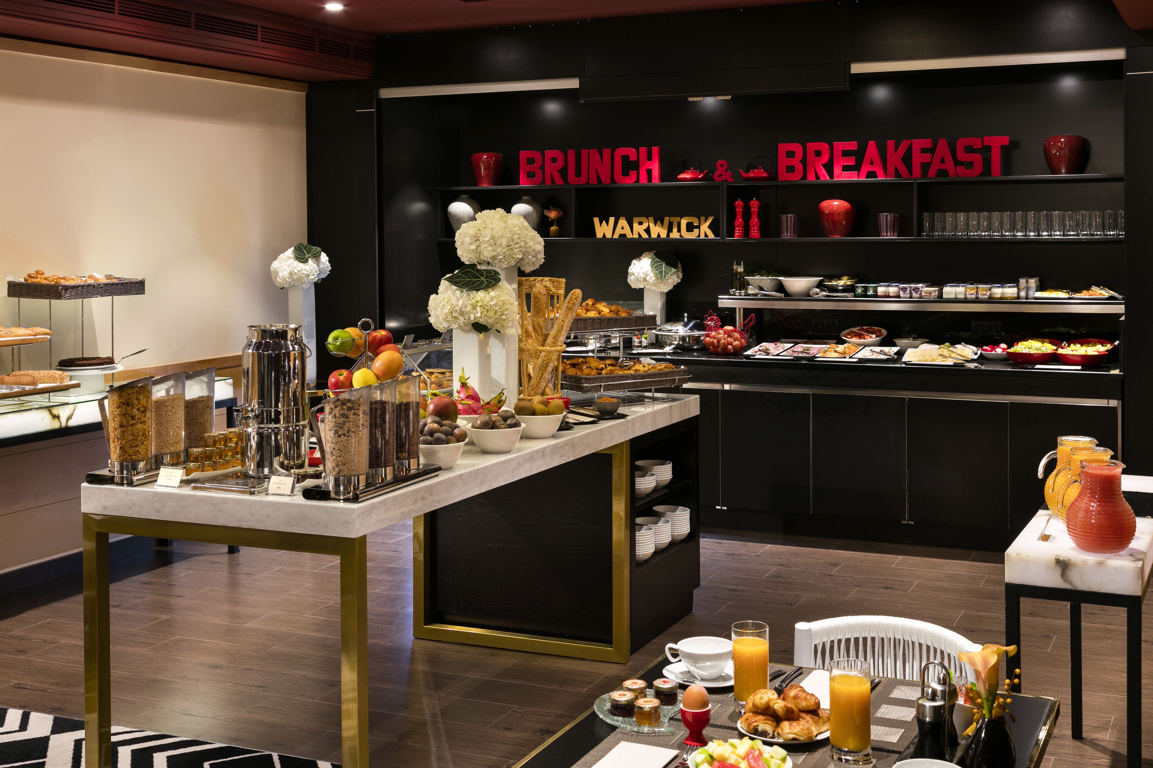 Petit déjeuner buffet (24 EUR par personne)