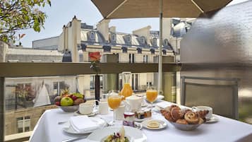 Chambre Deluxe, 1 très grand lit, terrasse | Literie de qualité supérieure, minibar, coffres-forts dans les chambres