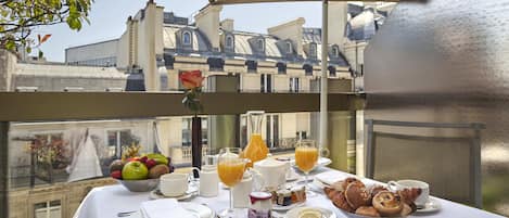 Deluxe-Zimmer, 1 King-Bett, Terrasse | Hochwertige Bettwaren, Minibar, Zimmersafe, Schreibtisch