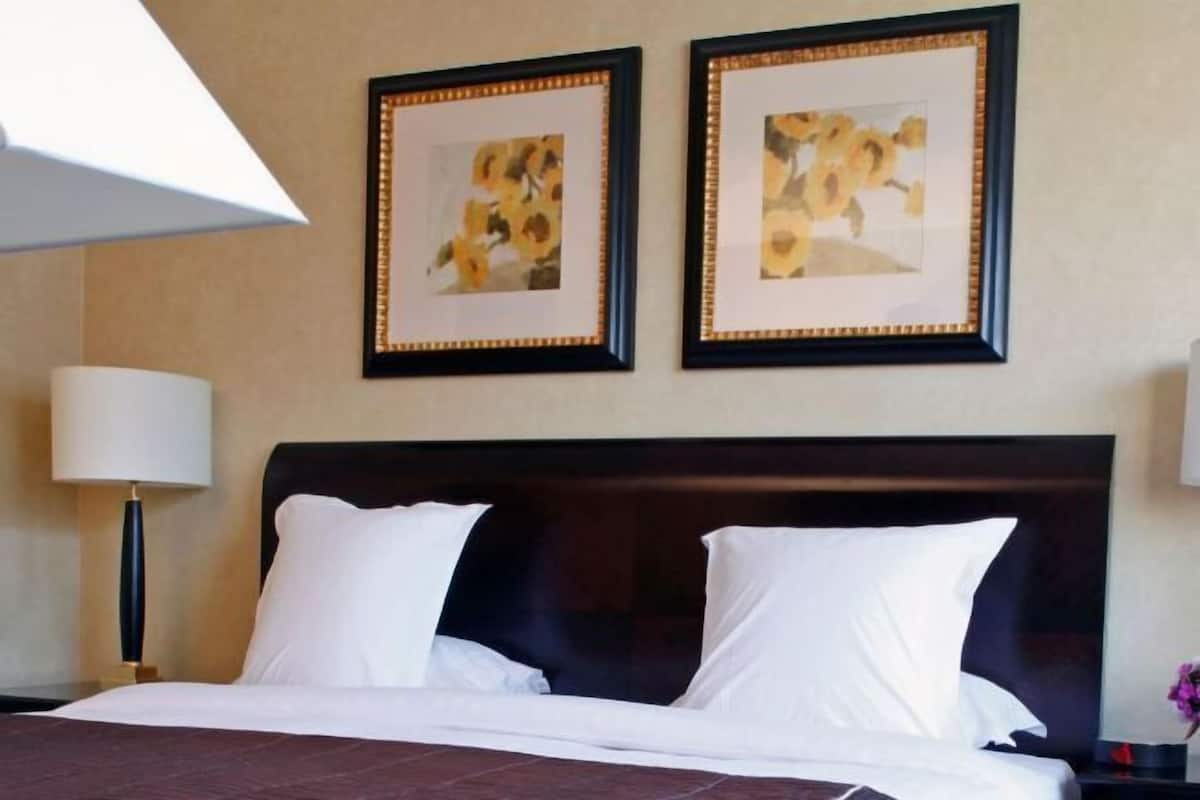 Sengetøy av topp kvalitet, minibar, safe på rommet og skrivebord