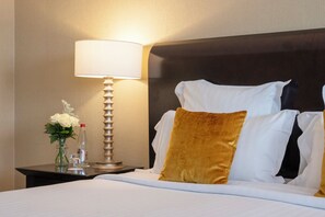 Junior Suite, 1 King Bed | Premium bedding, minibar, in-room safe, desk
