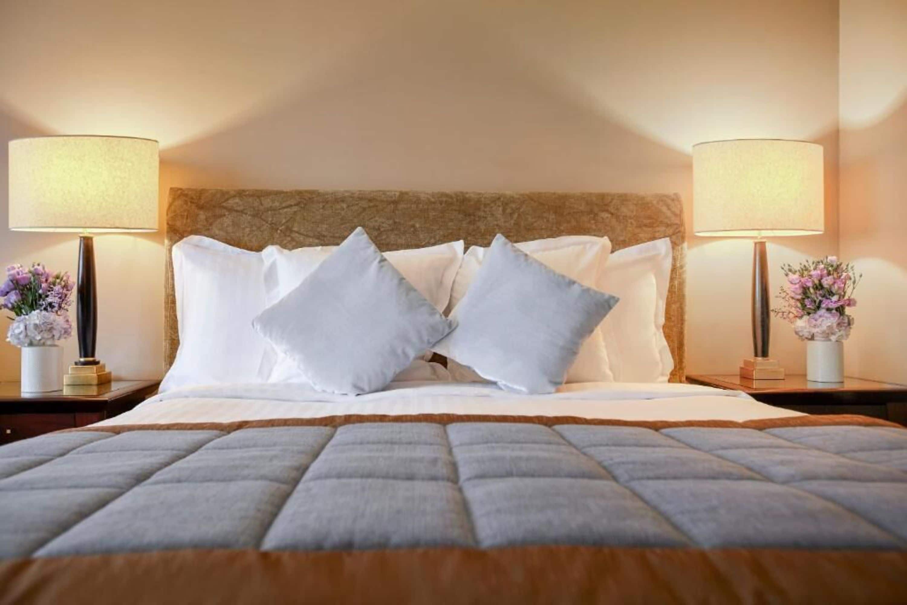 executive room, 1 king bed | premium bedding, minibar, in-room safe, desk