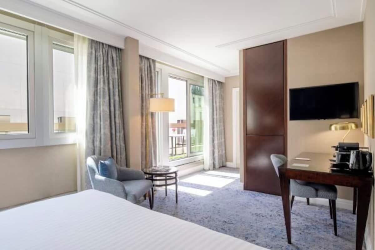 Premium bedding, minibar, in-room safe, desk