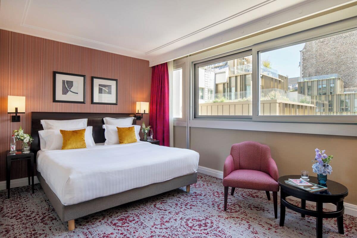 Quarto luxo, 1 cama King | Roupas de cama premium, frigobar, cofres nos quartos, escrivaninha