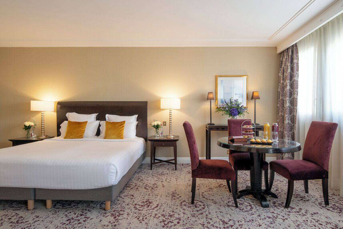 Junior Suite, 1 King Bed | Premium bedding, minibar, in-room safe, desk