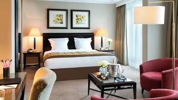 Junior-suite - 1 queensize-seng | Premium-sengetøj, minibar, pengeskab på værelset, skrivebord