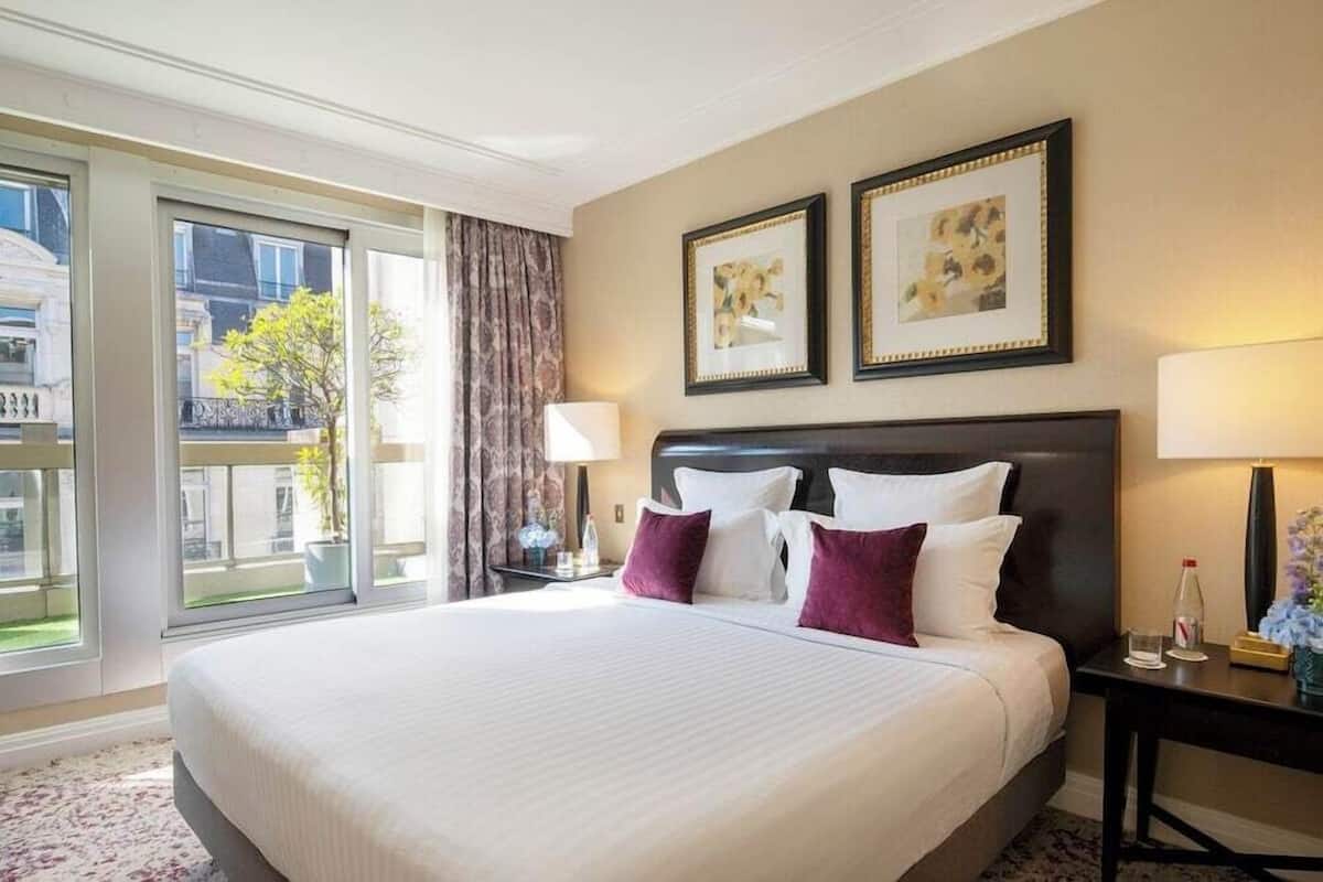 Premium bedding, minibar, in-room safe, desk