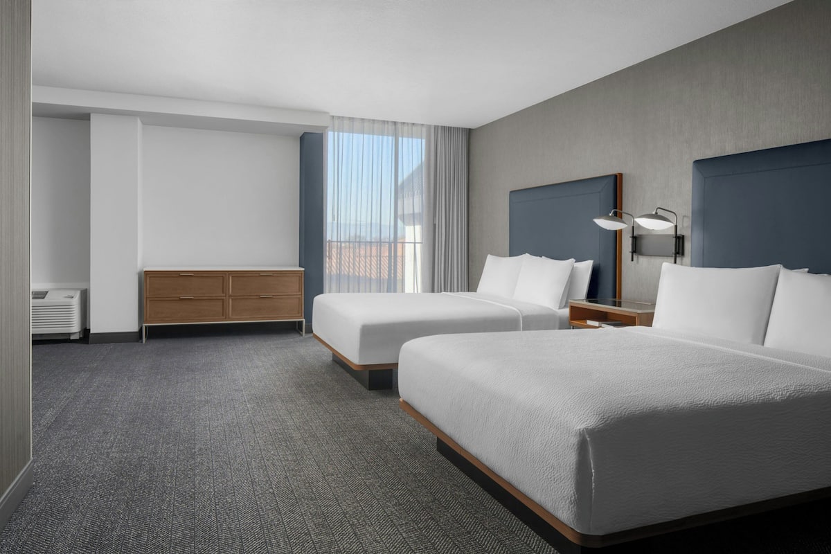 Suite, 1 chambre, douche accessible en fauteuil roulant | Surmatelas, coffres-forts dans les chambres, bureau, rideaux occultants