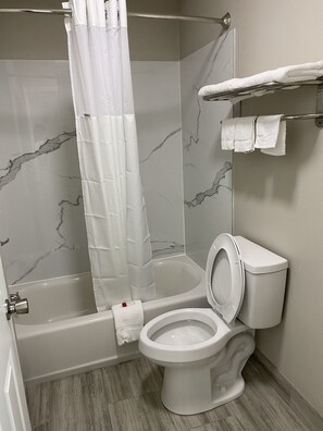 Combined shower/bathtub, hair dryer, towels