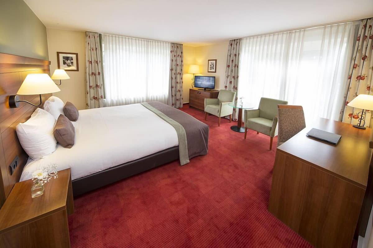 Deluxe Room | Desk, laptop workspace, blackout curtains, free WiFi