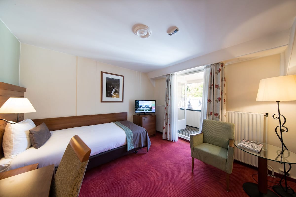 single room | desk, laptop workspace, blackout curtains, free wifi