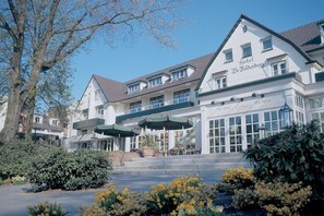 A hotel with a traditional European architectural style, featuring a large entrance with a covered patio area. - Hotel De Bilderberg (Oosterbeek)