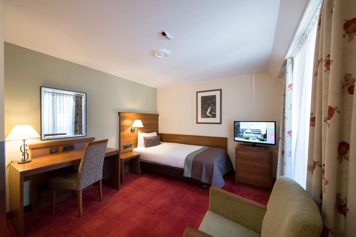 Single Room | Desk, laptop workspace, blackout curtains, free WiFi