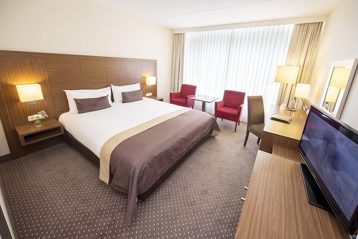Comfort Room | Desk, laptop workspace, blackout curtains, free WiFi
