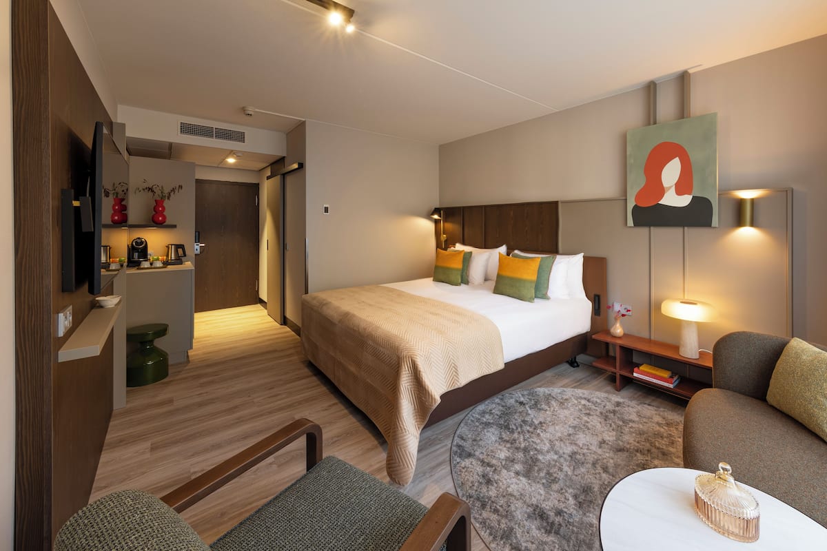 Deluxe kamer | Een bureau, een laptopwerkplek, verduisterende gordijnen, gratis wifi