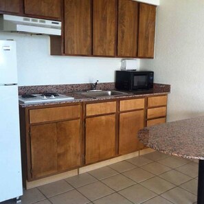 Refrigerador con freezer, microondas, placa de cocina, cafetera/tetera