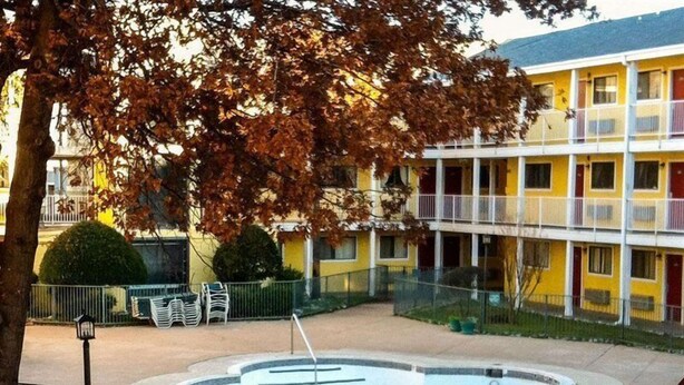 Outdoor pool - Oaktree Inn & Suites Oklahoma City (Oklahoma City)