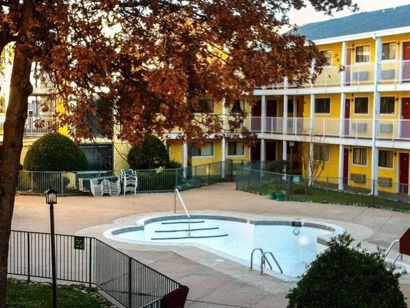 Outdoor pool - Oaktree Inn & Suites Oklahoma City (Oklahoma City)
