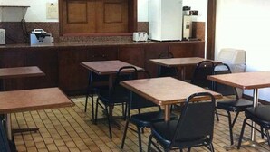 Breakfast area - Oaktree Inn & Suites Oklahoma City (Oklahoma City)