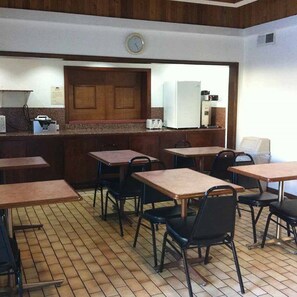 Breakfast area - Oaktree Inn & Suites Oklahoma City (Oklahoma City)