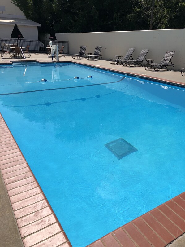 Piscina a l'aire lliure de temporada i gandules 