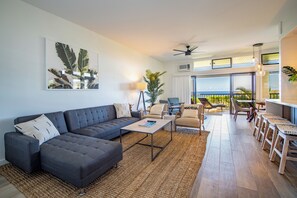 ヴィラ 2 ベッドルーム オーシャンビュー (Ridge 1514, Gold, 2.5 Bath) | リビングルーム | 32 インチの薄型テレビ (ケーブル放送視聴可)、テレビ