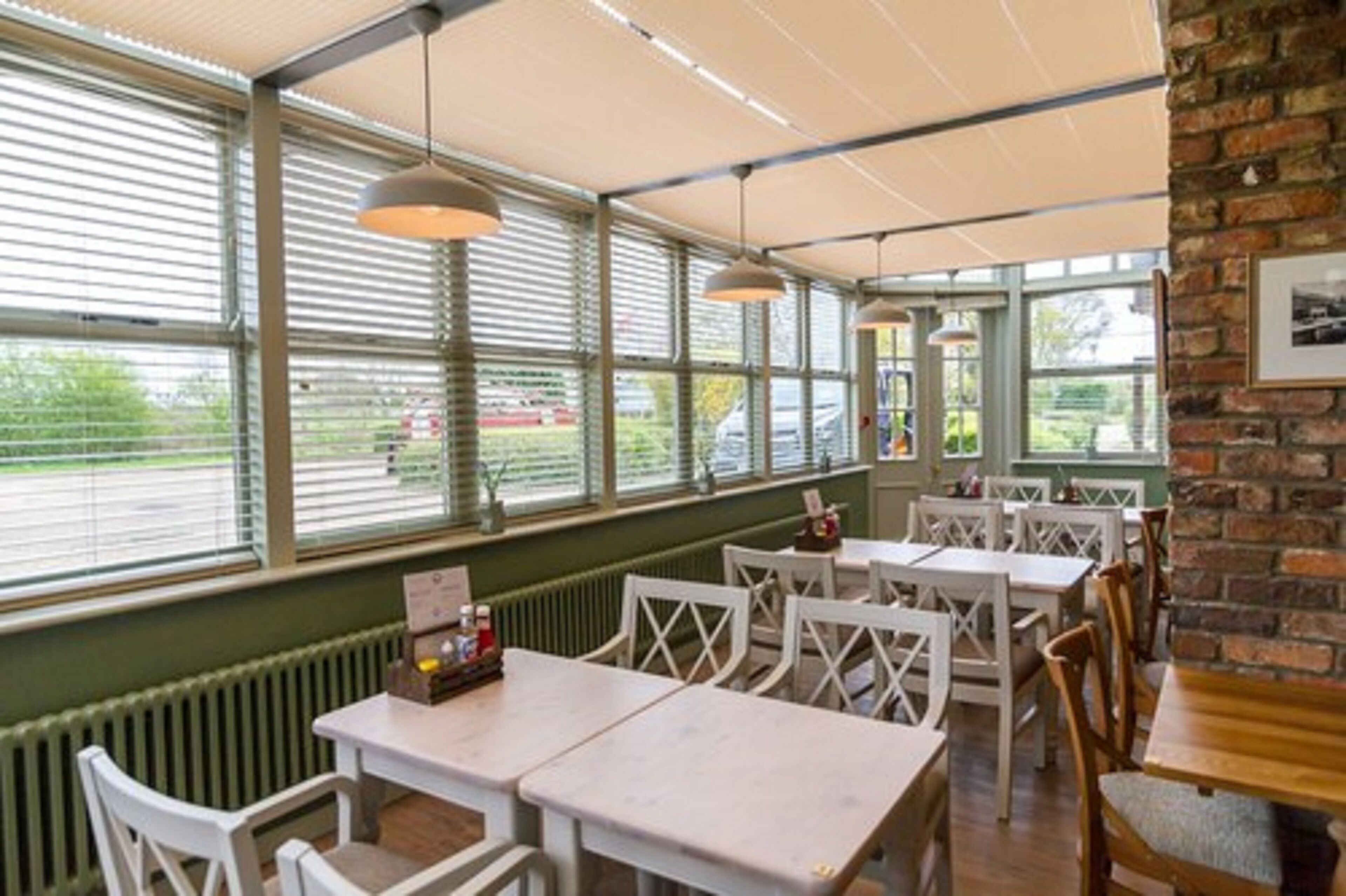 每日供應自助早餐 (每人 GBP12)