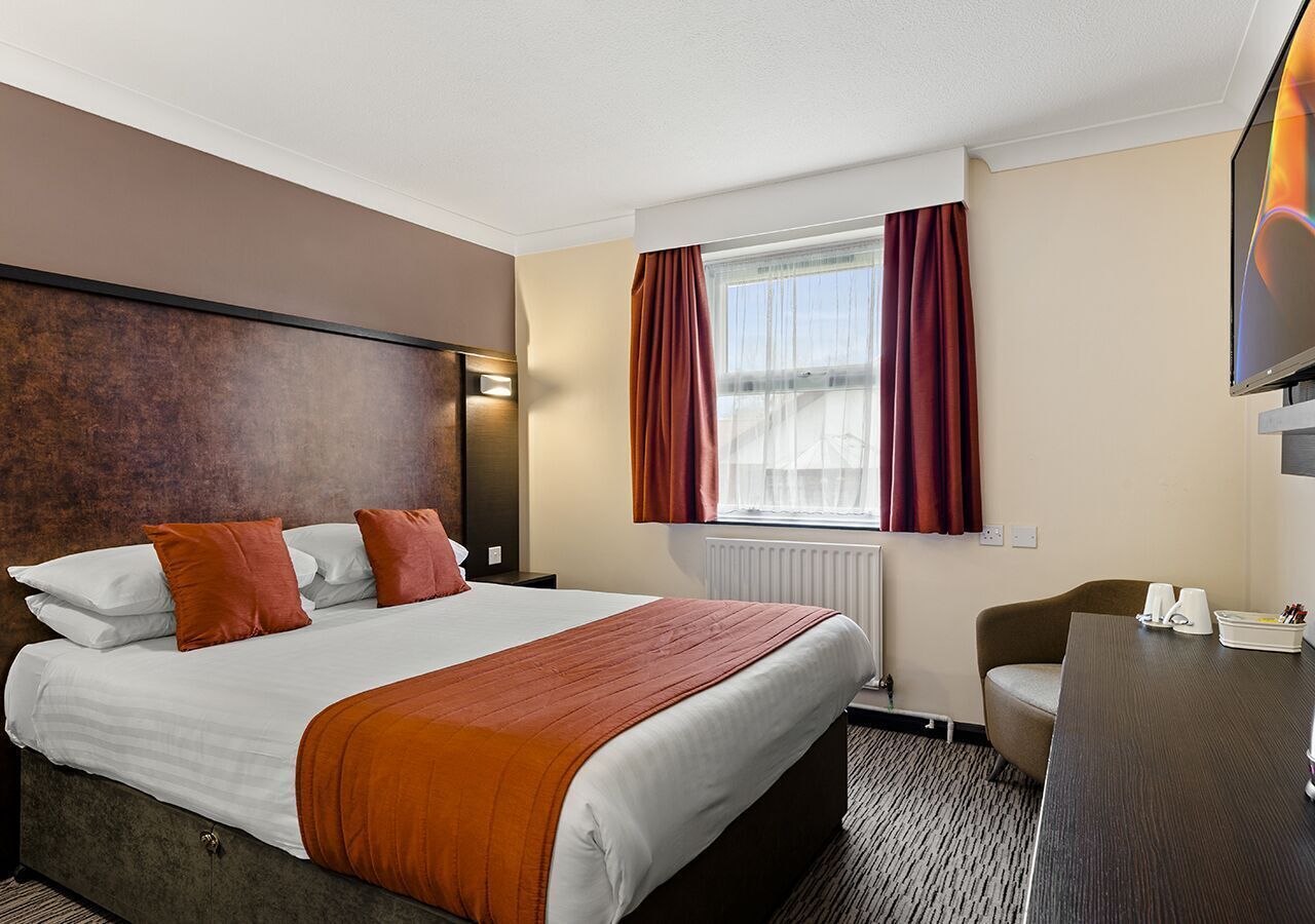 Desk, cribs/infant beds, free WiFi, bed sheets