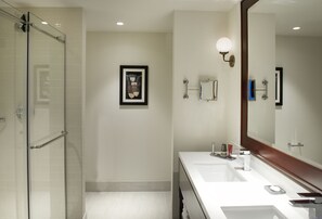 Douche, articles de toilette gratuits, sèche-cheveux