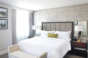 Tilam berlapik, peti besi dalam bilik, meja, langsir/tirai gelap terus 