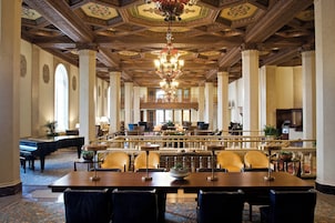 Aperto a cena, per il brunch e per l'happy hour