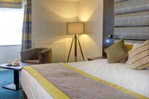 Superior Room, 1 King Bed, Non Smoking | Desk, laptop workspace, iron/ironing board, travel crib
