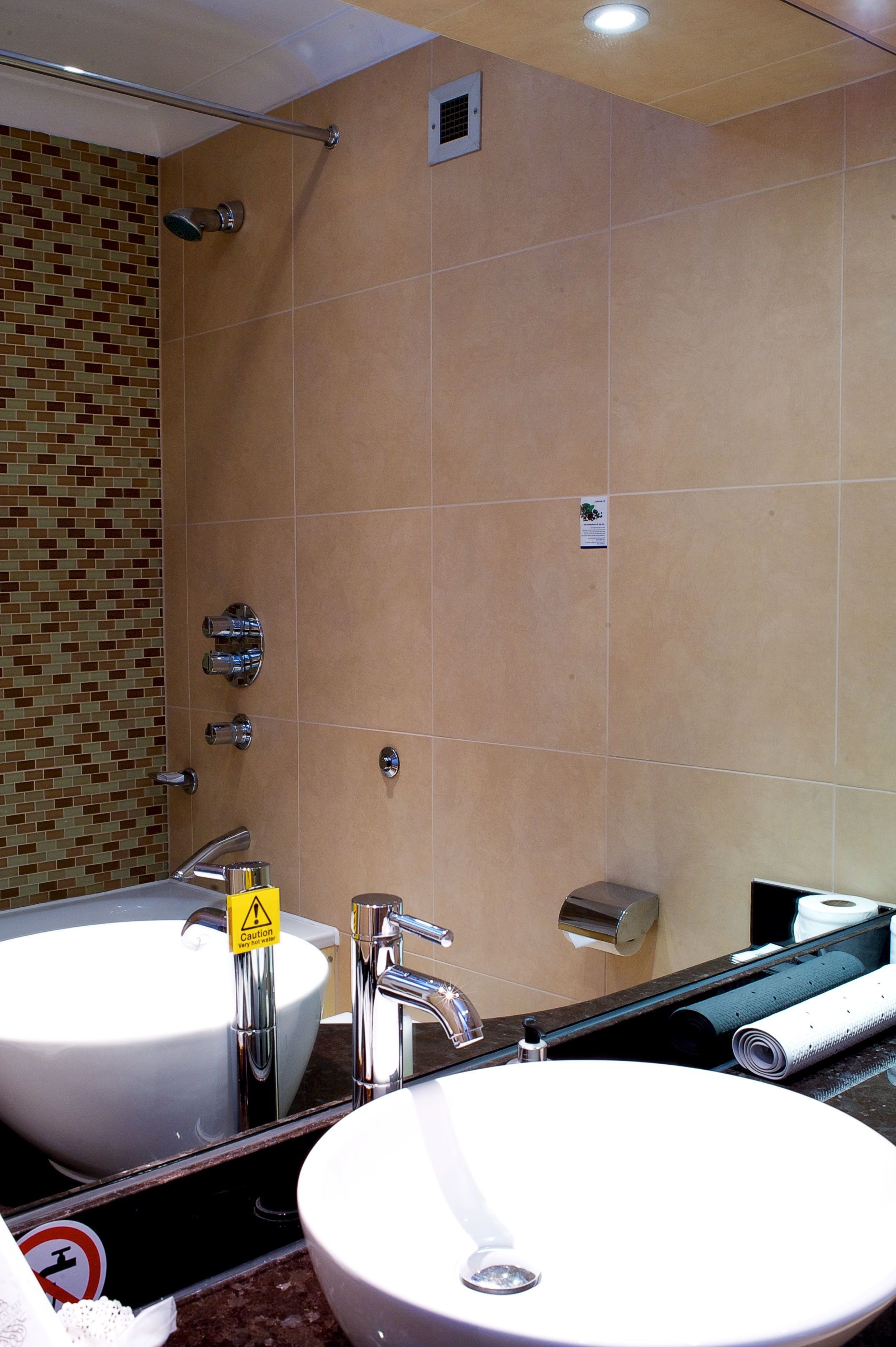 Ein Badezimmer mit zwei Waschbecken, einer Dusche und einer Toilette.