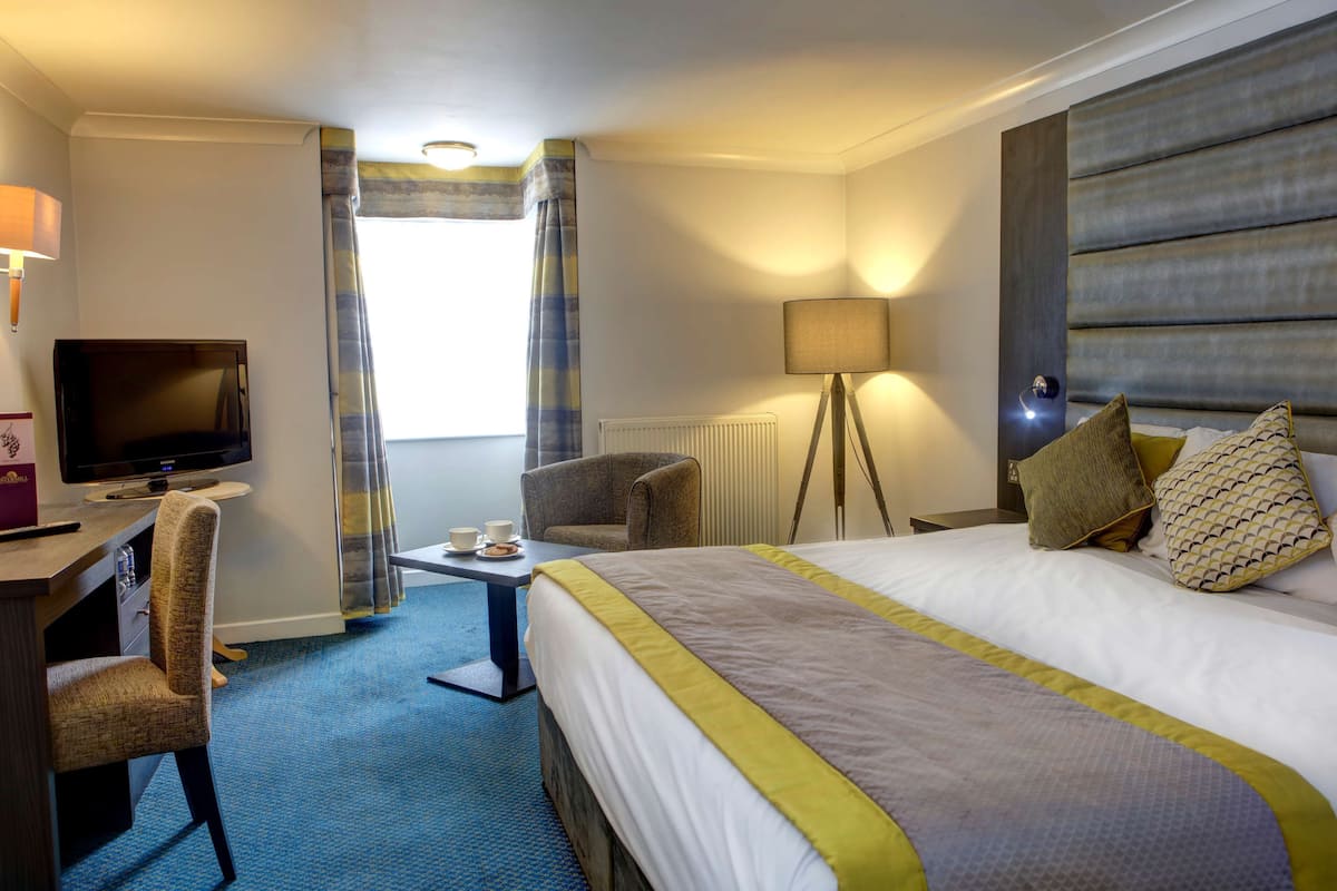 Superior Room, 1 King Bed, Non Smoking | Desk, laptop workspace, iron/ironing board (on request)