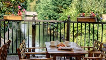 Daily buffet breakfast (GBP 12.95 per person)