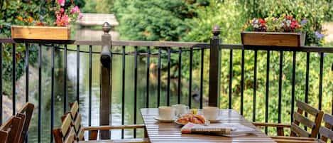 Desayuno buffet (GBP 12.95 por persona)