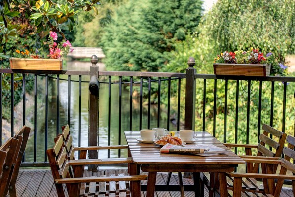 Daily buffet breakfast (GBP 12.95 per person)