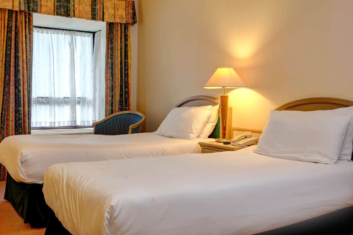 Standard Room, 2 Twin Beds, Non Smoking | Desk, laptop workspace, iron/ironing board, travel crib